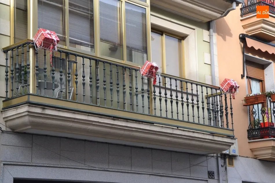 Foto 4 - Los vecinos de la calle Valera se suman al esp&iacute;ritu navide&ntilde;o llenando su calle de regalos  