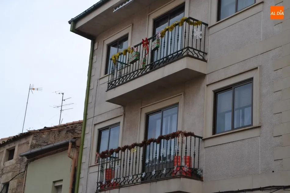 Foto 3 - Los vecinos de la calle Valera se suman al esp&iacute;ritu navide&ntilde;o llenando su calle de regalos  