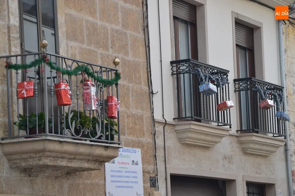 Foto 2 - Los vecinos de la calle Valera se suman al esp&iacute;ritu navide&ntilde;o llenando su calle de regalos  