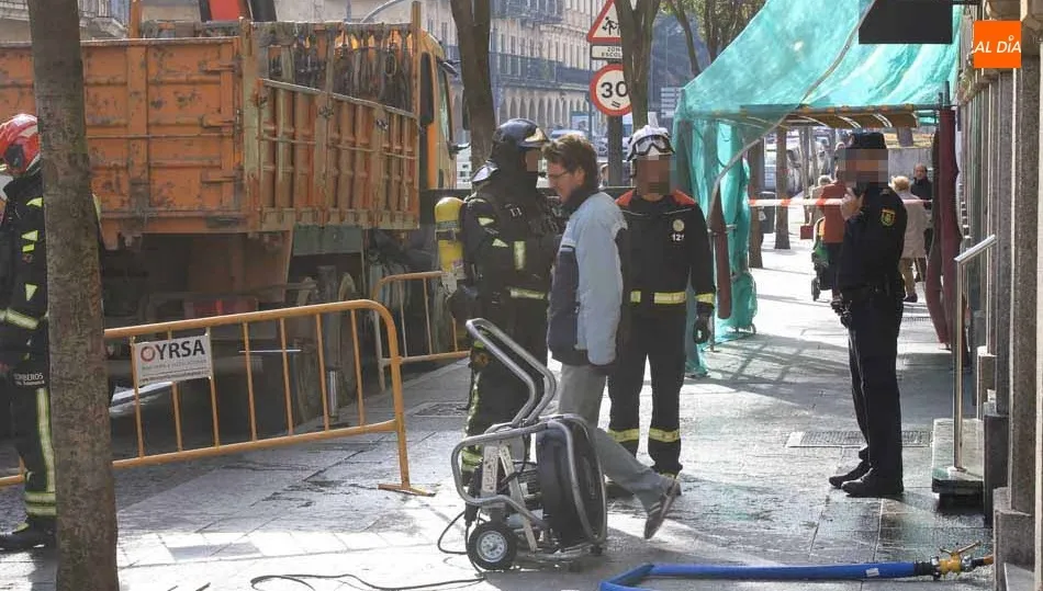 Bomberos del Ayuntamiento en esta intervención en la Gran Vía. Foto de Alberto Martín