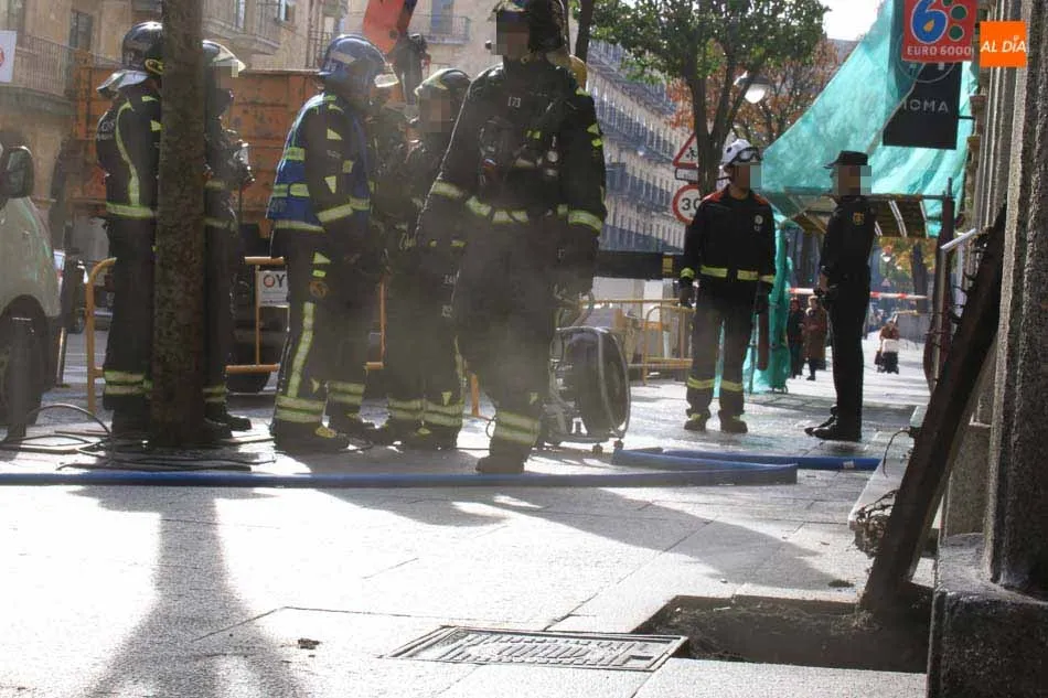 Foto 9 - Dos dotaciones de Bomberos sofocan un incendio en una cafeter&iacute;a de la Gran V&iacute;a
