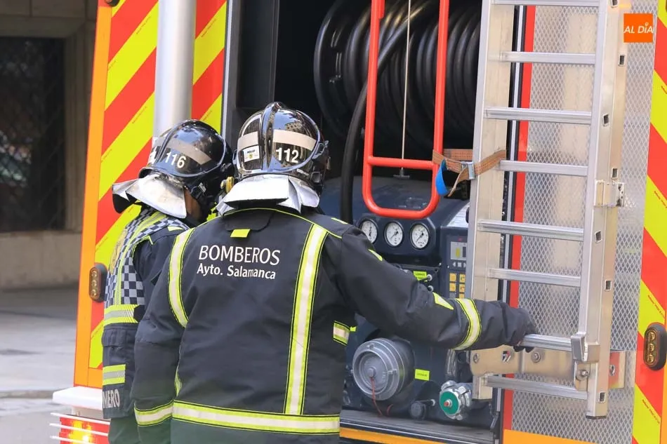Foto 8 - Dos dotaciones de Bomberos sofocan un incendio en una cafeter&iacute;a de la Gran V&iacute;a