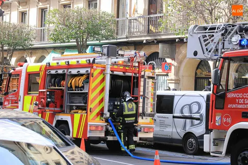 Foto 7 - Dos dotaciones de Bomberos sofocan un incendio en una cafeter&iacute;a de la Gran V&iacute;a