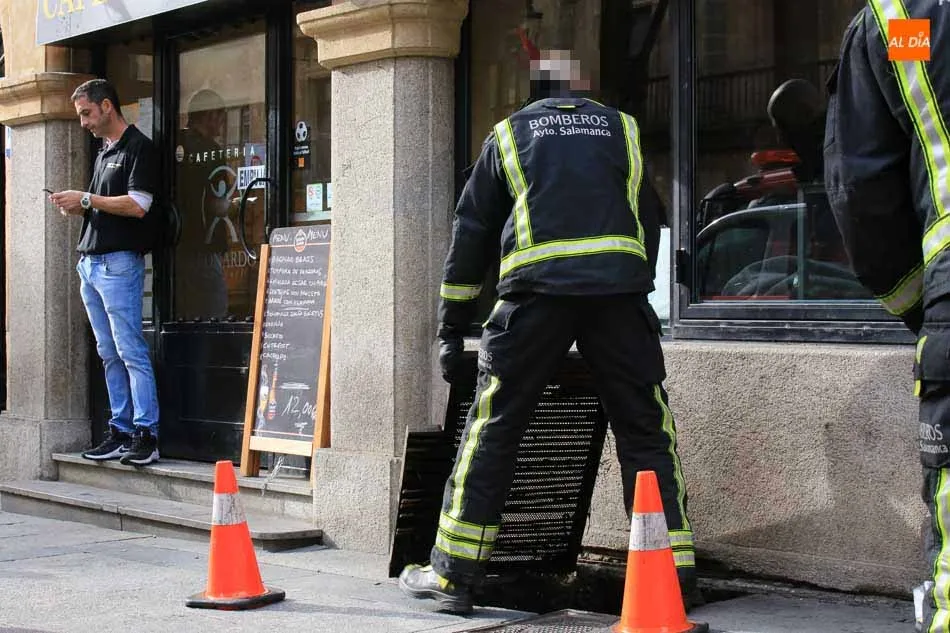 Foto 3 - Dos dotaciones de Bomberos sofocan un incendio en una cafeter&iacute;a de la Gran V&iacute;a