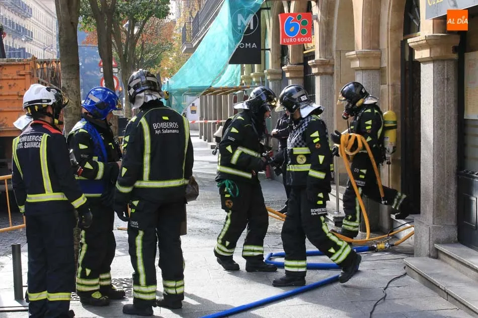 Foto 2 - Dos dotaciones de Bomberos sofocan un incendio en una cafeter&iacute;a de la Gran V&iacute;a