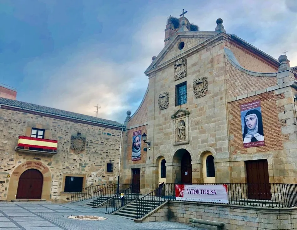 La iglesia de San Juan de la Cruz de Alba de Tormes es la primera que se le dedica en todo el mundo, al igual que el convento