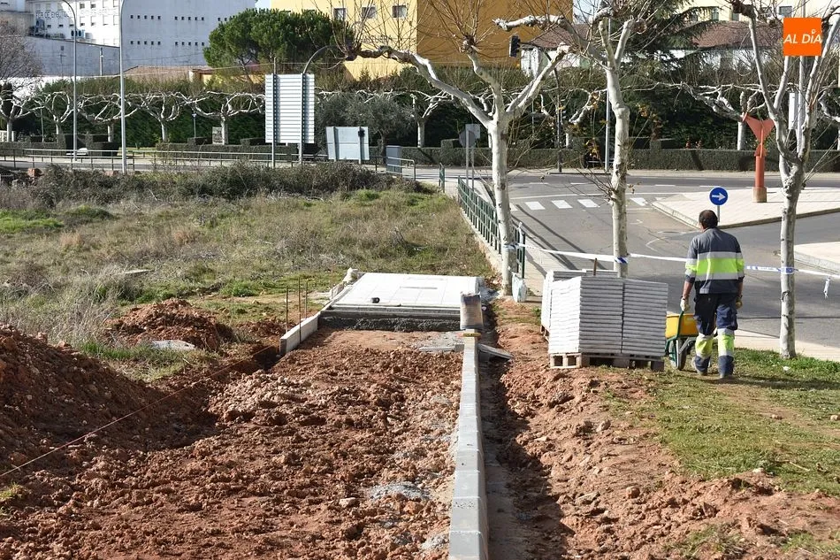 Avanza la mejora del acerado en la calle Chinarral