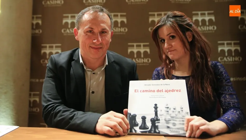 Amador González de la Nava posa con su obra ‘El camino del Ajedrez’ / Foto: Alberto Martín