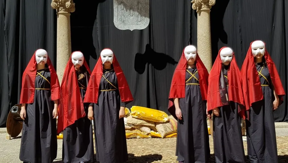 Momento de la recreación histórica en el patio del Palacio Ducal, sede del instituto Ramón Olleros