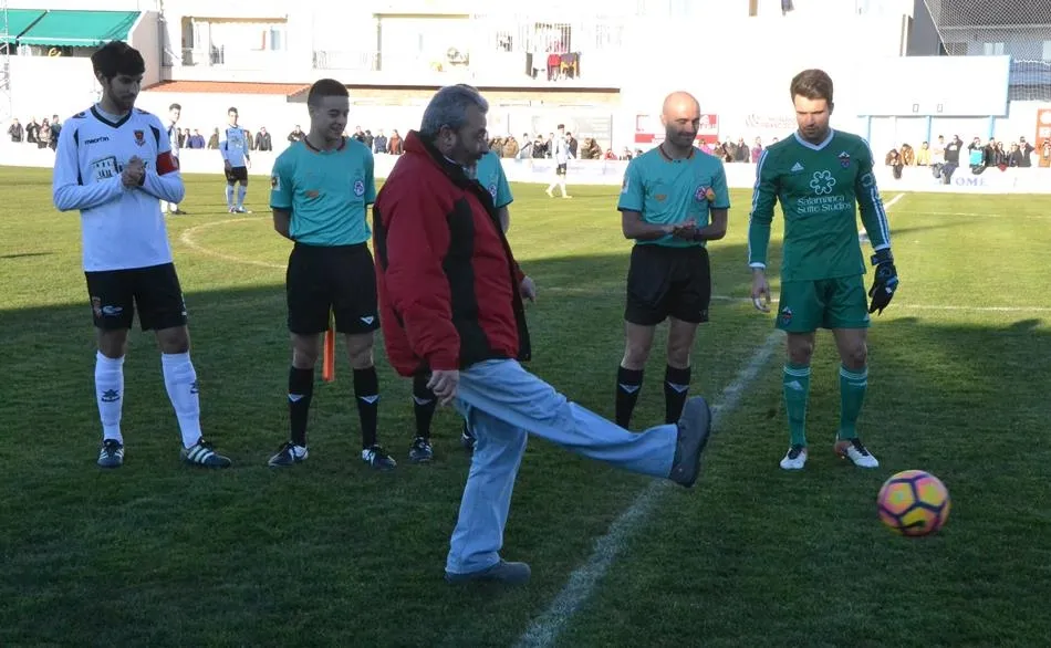 Saque de honor de José Pinto en el Ciudad Rodrigo vs Salmantino de enero de 2017