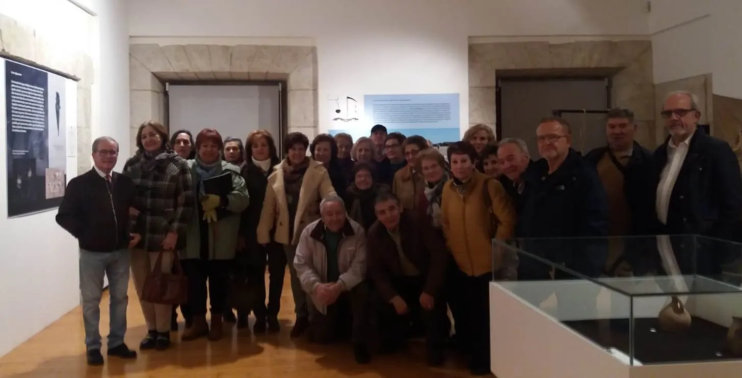 Foto 2 - Los alumnos de la Universidad de la Experiencia se adentran en la exposici&oacute;n de pizarras  