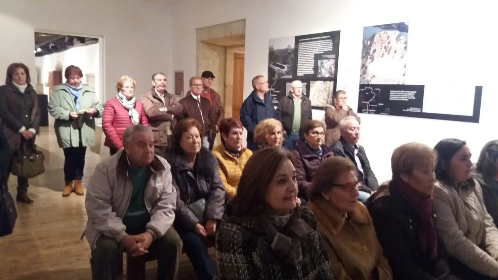 Foto 6 - Los alumnos de la Universidad de la Experiencia se adentran en la exposici&oacute;n de pizarras  