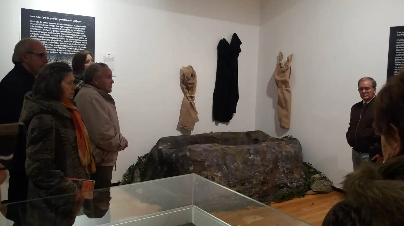 Foto 5 - Los alumnos de la Universidad de la Experiencia se adentran en la exposici&oacute;n de pizarras  