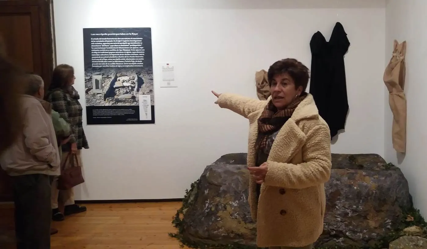 Foto 4 - Los alumnos de la Universidad de la Experiencia se adentran en la exposici&oacute;n de pizarras  