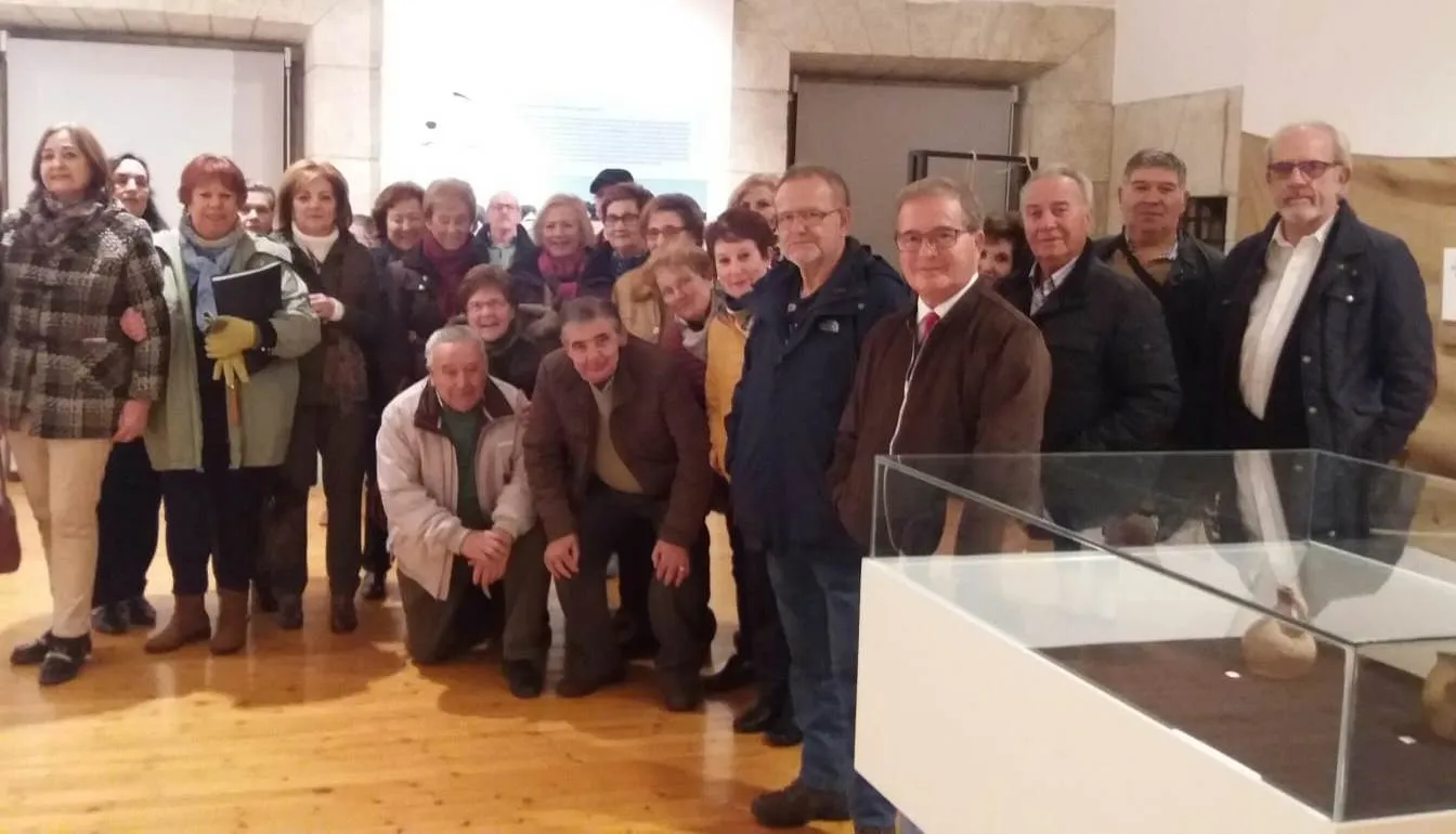 Los alumnos de la Universidad de la Experiencia se adentran en la exposición de pizarras  