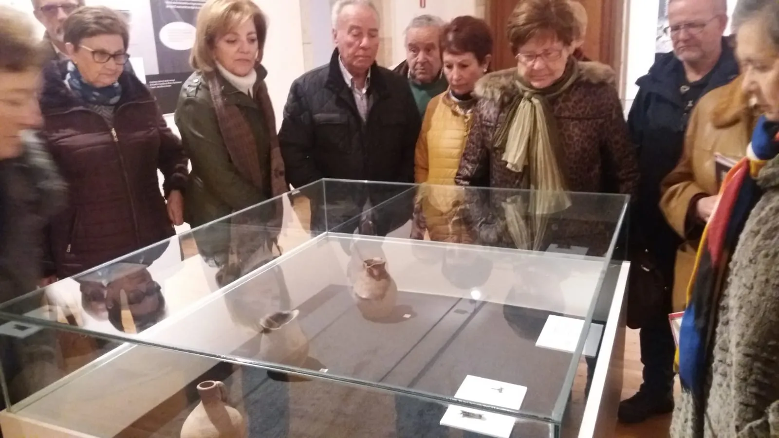 Foto 3 - Los alumnos de la Universidad de la Experiencia se adentran en la exposici&oacute;n de pizarras  