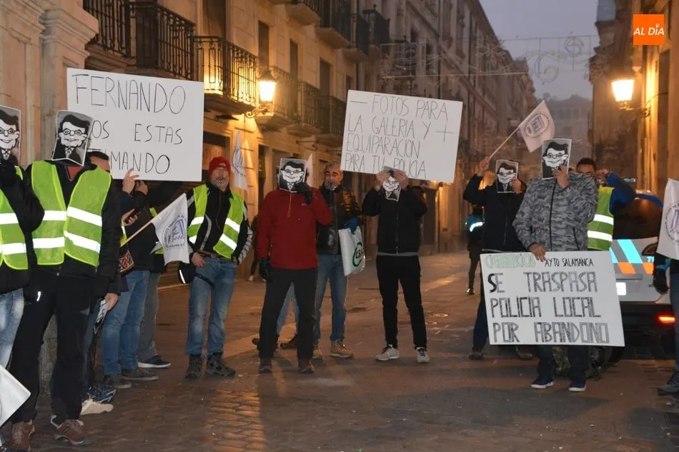 Foto 2 - Las protestas de profesionales de la Polic&iacute;a Local empa&ntilde;an el relevo en la Alcald&iacute;a
