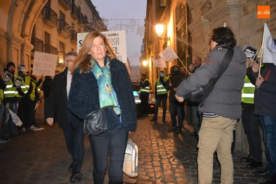 Foto 5 - Las protestas de profesionales de la Polic&iacute;a Local empa&ntilde;an el relevo en la Alcald&iacute;a