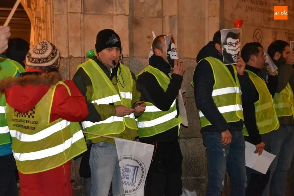 Foto 11 - Las protestas de profesionales de la Polic&iacute;a Local empa&ntilde;an el relevo en la Alcald&iacute;a