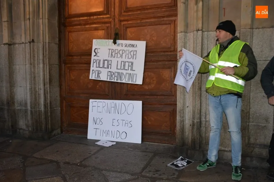 Foto 10 - Las protestas de profesionales de la Polic&iacute;a Local empa&ntilde;an el relevo en la Alcald&iacute;a