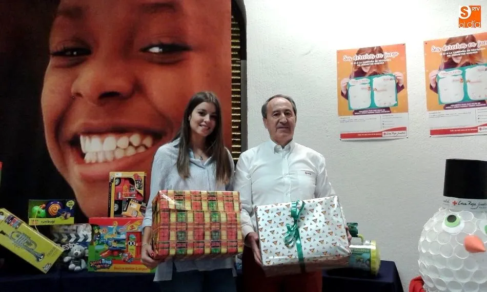Jesús Juanes, presidente provincial de Cruz Roja Española, junto a Pilar González, directora provincial de Cruz Roja Juventud en Salamanca