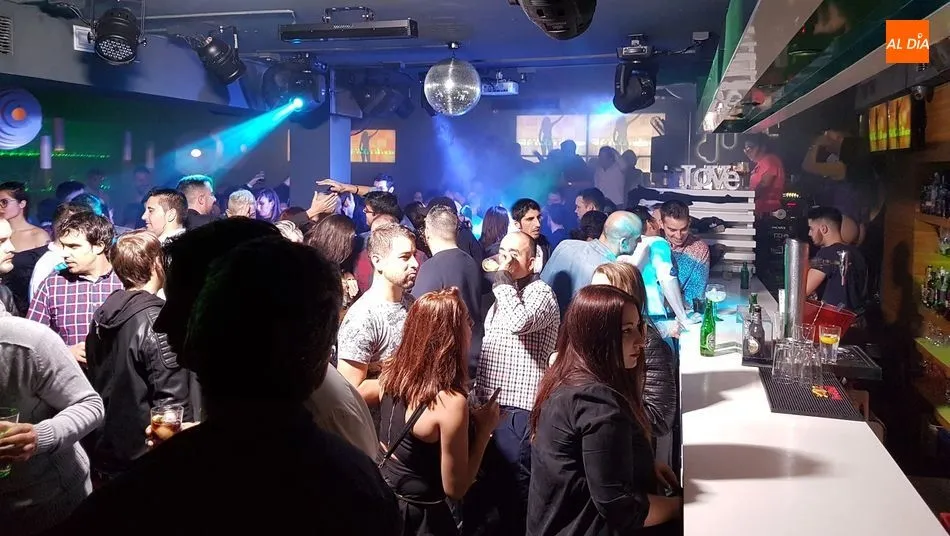 El ocio nocturno es una opción atractiva, sobre todo para los jóvenes