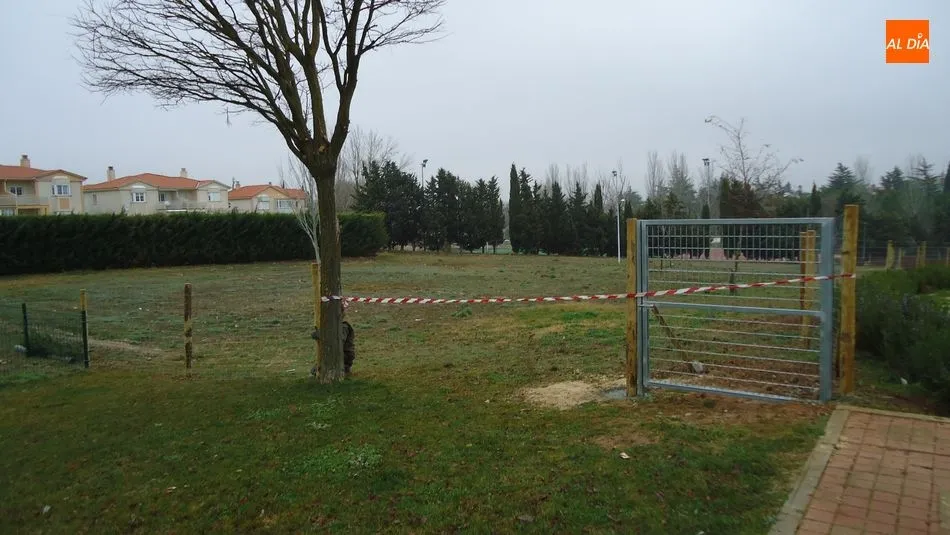 Foto 2 - Las urbanizaciones &Aacute;tyka, Aldebar&aacute;n y Valdelagua estrenan un parque canino de 3.000 metros...