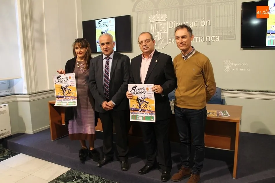El diputado de Deportes, Jesús María Ortiz, y el alcalde de Vecinos, José Antonio Jiménez, en el centro, junto a Mar Martínez y Lale Cubino, también vinculados a la organización de esta prueba