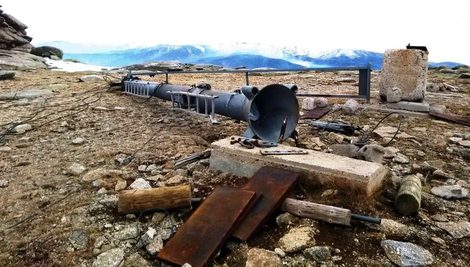 Pilona derribada en el remonte de El Canchal Negro en La Covatilla