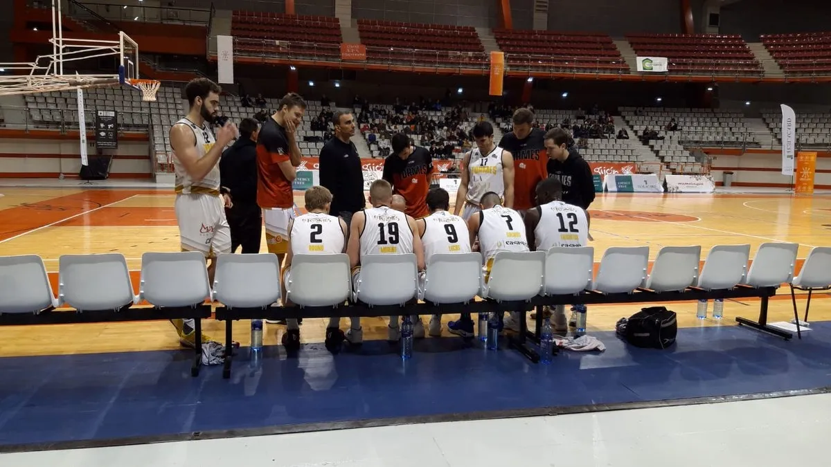 Una mala primera mitad condena a La Antigua CB Tormes en Gijón (78-66)