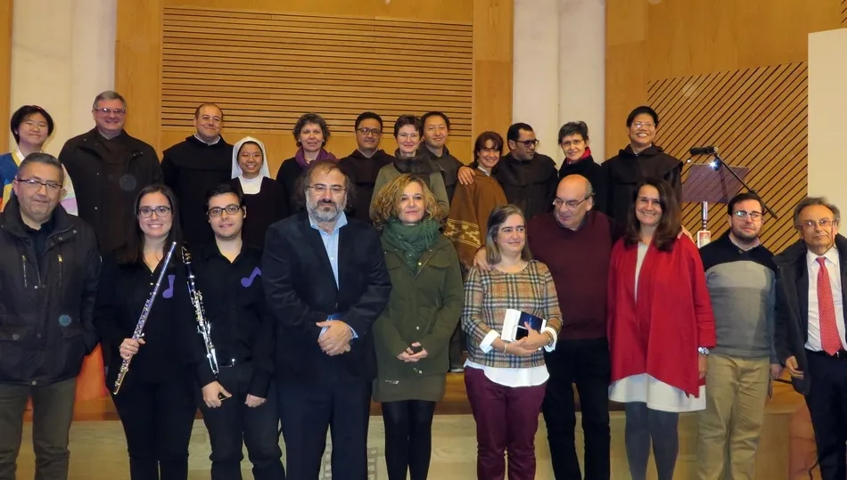 1 Poetas, lectores y músicos participantes en el acto / REP. GRÁFICO: JACQUELINE ALENCAR