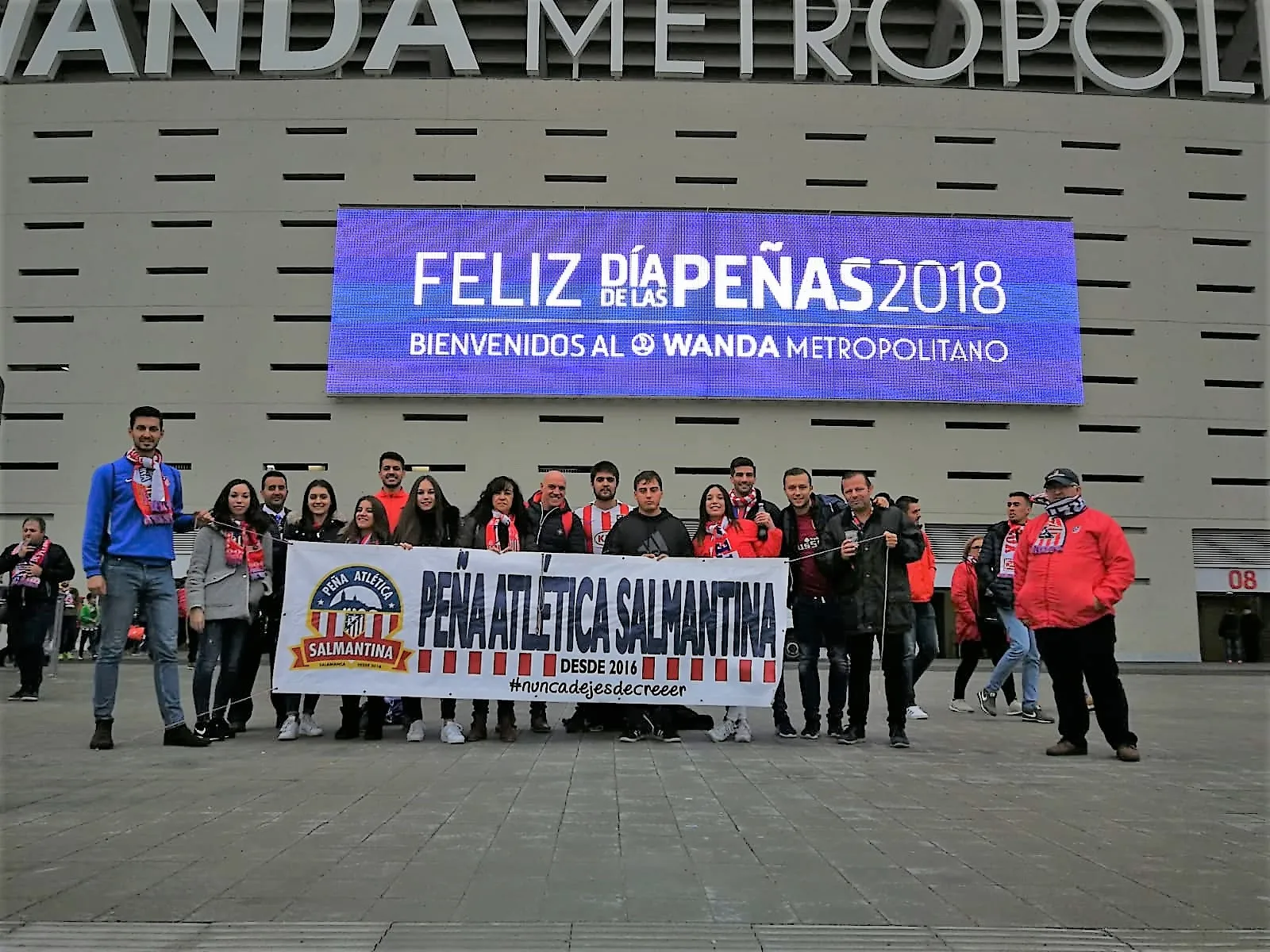 Aficionados de la peña en una de sus visitas al Wanda Metropolitano