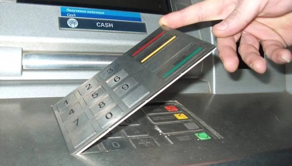 El teclado falso registra la clave de la tarjeta y no emite la cantidad solicitada