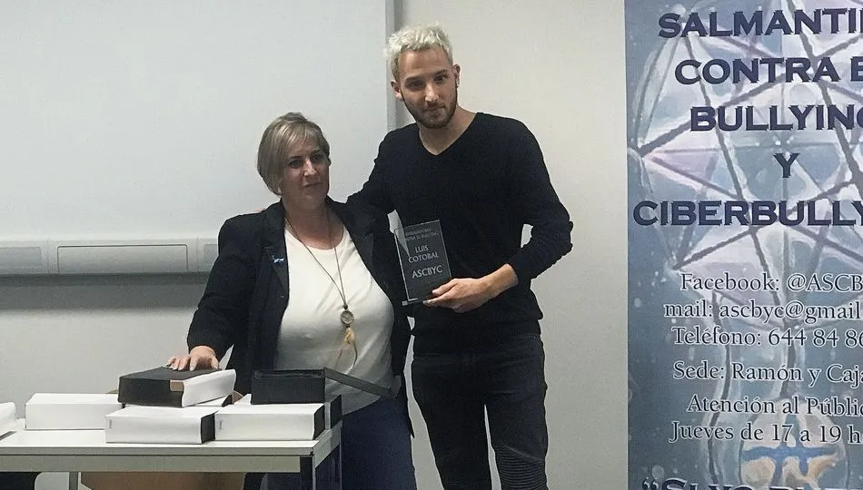 Luis Cotobal recibe el premio de manos de Carmen Guillén