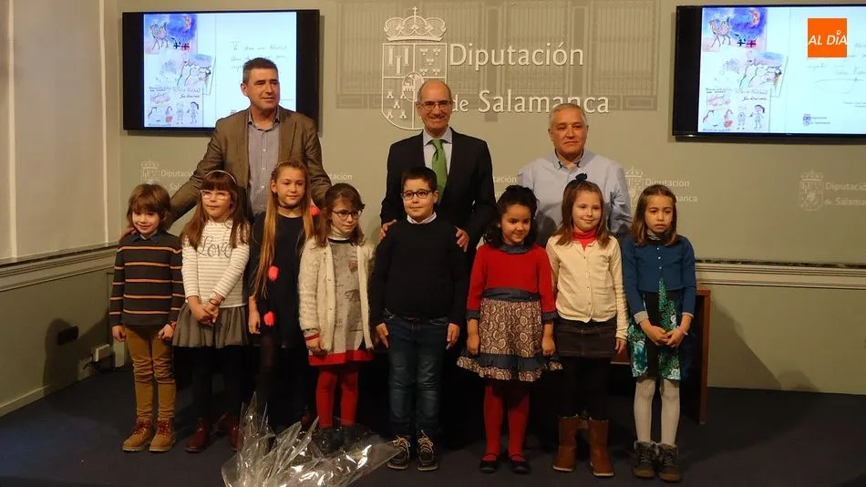 Los escoalres ganadores posan tras la entrega junto a Javier Iglesias, Julián Barrera y Juan Feltrero