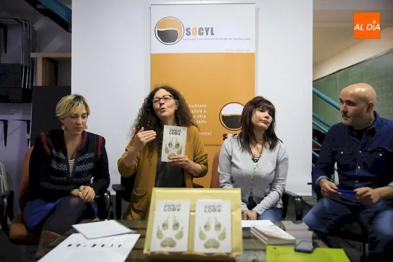 Concha López habla a los presentes sobre el libro