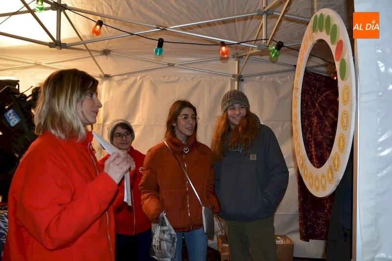 Voluntarios de Cruz Roja atienden a los jóvenes en el punto de información