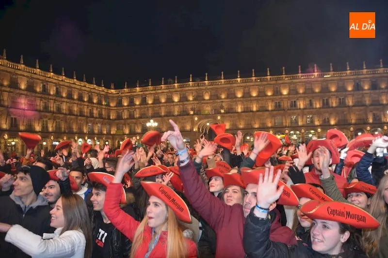 Foto 8 - Salamanca congrega a m&aacute;s de 21.000 personas en la Plaza Mayor para despedir el A&ntilde;o Universitario