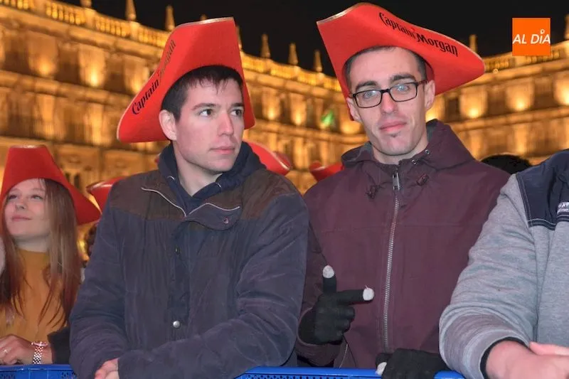 Foto 7 - Salamanca congrega a m&aacute;s de 21.000 personas en la Plaza Mayor para despedir el A&ntilde;o Universitario