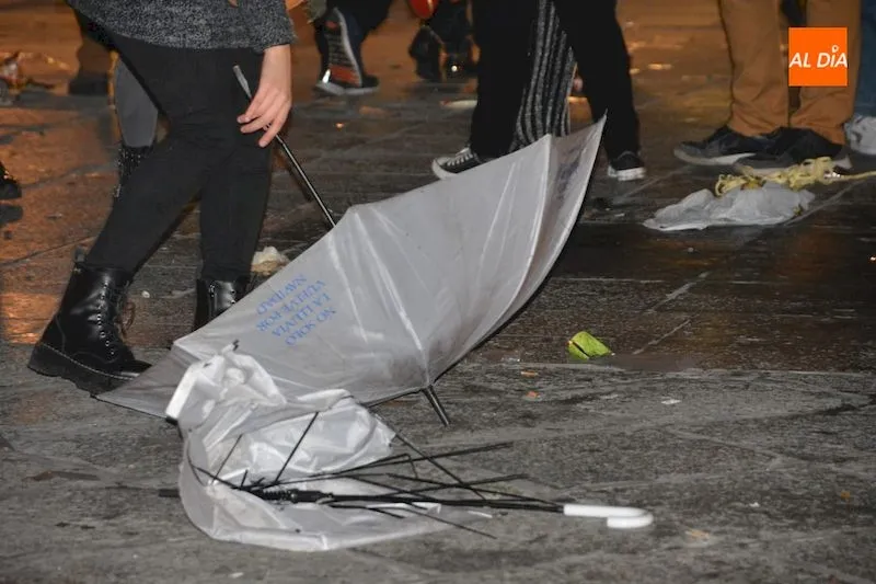 Foto 5 - Suciedad y desperdicios por las calles: la otra cara del Fin de A&ntilde;o Universitario