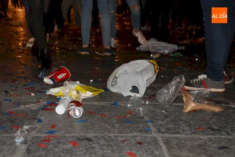 Suciedad y desperdicios por las calles: la otra cara del Fin de Año Universitario
