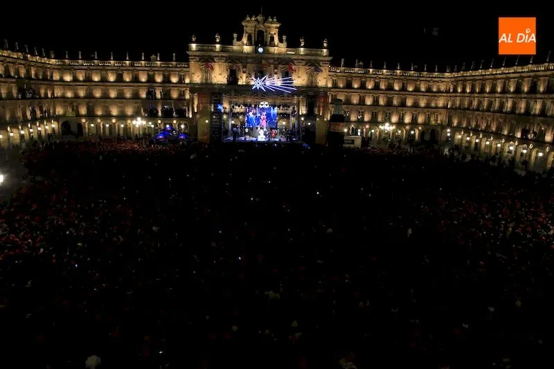 Foto 5 - Salamanca congrega a m&aacute;s de 21.000 personas en la Plaza Mayor para despedir el A&ntilde;o Universitario