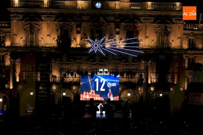 Foto 4 - Salamanca congrega a m&aacute;s de 21.000 personas en la Plaza Mayor para despedir el A&ntilde;o Universitario