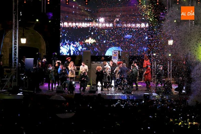 Foto 3 - Salamanca congrega a m&aacute;s de 21.000 personas en la Plaza Mayor para despedir el A&ntilde;o Universitario