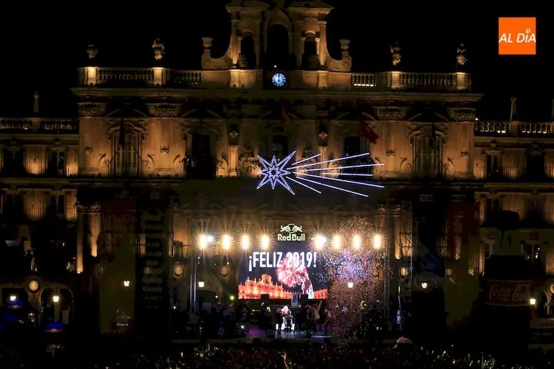 Foto 2 - Salamanca congrega a m&aacute;s de 21.000 personas en la Plaza Mayor para despedir el A&ntilde;o Universitario