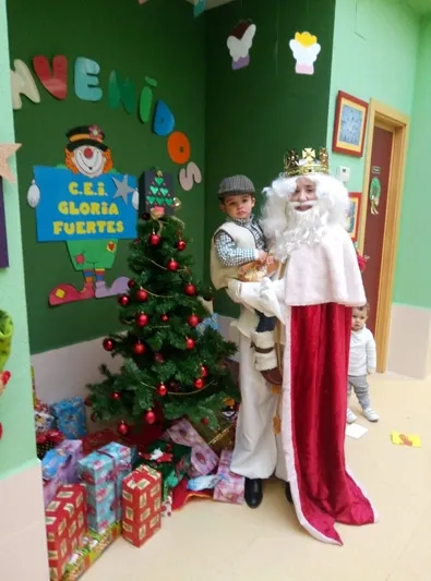 Foto 10 - El CEIP Gloria Fuertes organiza una animada fiesta para dar la bienvenida a la Navidad