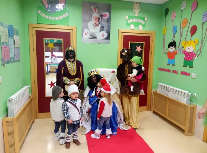 Foto 2 - El CEIP Gloria Fuertes organiza una animada fiesta para dar la bienvenida a la Navidad