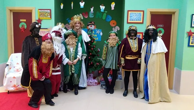 Los Reyes Magos visitaban el CEIP Gloria Fuertes para participar en su fiesta de Navidad