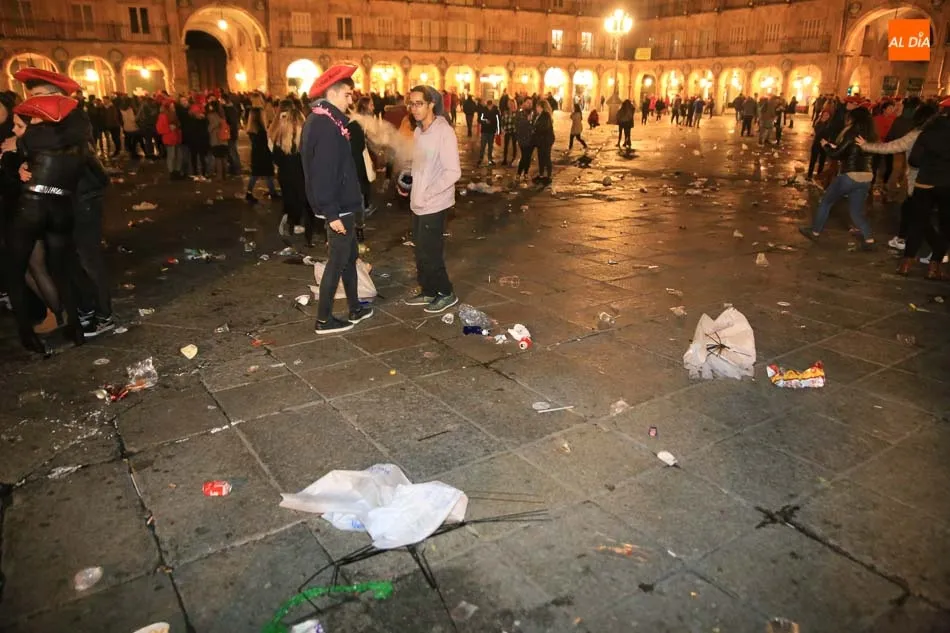 Foto 11 - Suciedad y desperdicios por las calles: la otra cara del Fin de A&ntilde;o Universitario