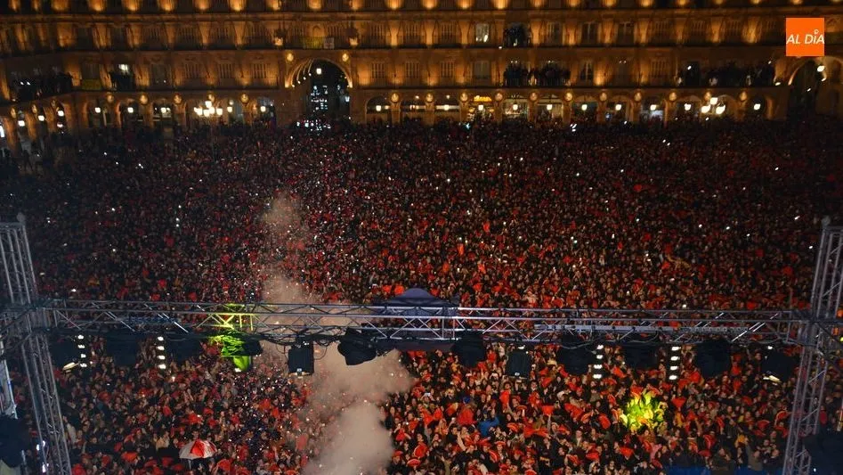 Miles de jóvenes celebran el fin de año universitario/ Foto: Lydia González